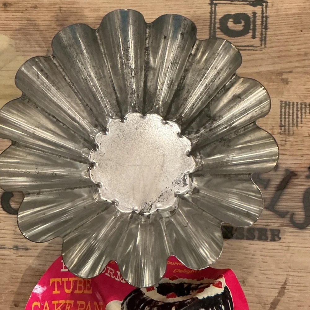 Tube Cake Pan - Red and Gold